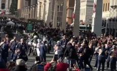 Milano Cortina, la fiaccola olimpica passa a San Pietro