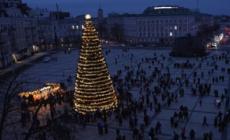 Ucraina, a Kiev tracce di normalita' con l'accensione dell'albero di Natale