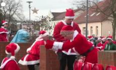 Michendorf si tinge di rosso, in centinaia alla corsa dei Babbi Natale