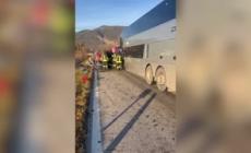 Auto contro corriera, 9 le persone ferite, 5 ragazzi portati in ospedale