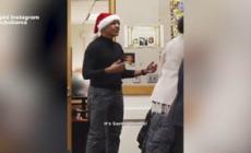 Obama 'natalizio' legge i libri insieme agli studenti di una scuola elementare di Chicago