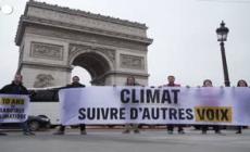 Parigi, Greenpeace sparge vernice davanti all'Arc de Triomphe