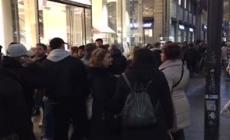 Milano, vie del centro affollate per lo shopping natalizio