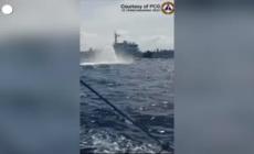 Tensione in Asia, la Guardia Costiera cinese spara con idranti contro un'imbarcazione filippina