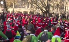 Centinaia di ciclisti vestiti da Babbo Natale invadono il centro di Londra