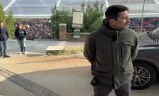 Atreju, Meloni si ferma a firmare il suo libro poi saluta il pubblico esultando