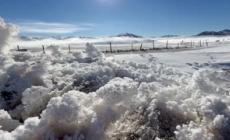 Tra luce, neve e nebbia: Castelluccio di Norcia si fa meraviglia