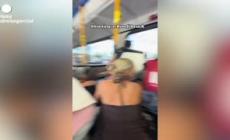 Passeggeri in un autobus terrorizzati durante l'attacco armato a Bondi Beach - video
