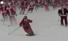 Stati Uniti, centinaia di Babbi Natale sciano sulle piste del Maine