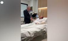 Australia, il primo ministro Albanese visita "l'eroe di Bondi Beach"