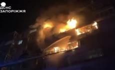 Drone contro un grattacielo a Zaporizhzhia, soccorritori al lavoro