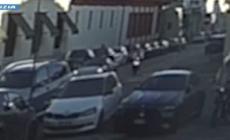 La immobilizza e le strappa orecchini di diamante del valore di centomila euro