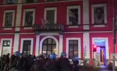 Dopo l'assalto a La Stampa, perquisito il centro sociale Askatasuna a Torino