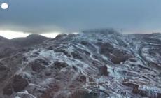 La prima neve dell'inverno ricopre il Jabal al-Lawz in Arabia Saudita