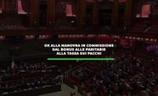 Dal bonus alle paritarie alla tassa sui pacchi, l'ok alla manovra in commissione