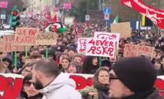 Scontri tra manifestanti e forze dell'ordine al corteo Askatasuna a Torino