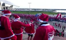 A Barcellona migliaia di runner-Babbi Natale partecipano a una gara di 5 km