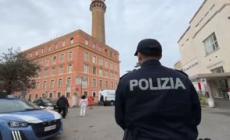 Sorpresa per i piccoli pazienti ricoverati in Oncologia, i poliziotti si calano dal tetto per portare doni