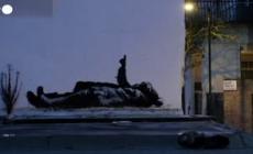 Due bambini sdraiati a terra che guardano il cielo, il nuovo murale di Banksy a Londra