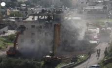 Le ruspe israeliane demoliscono uno stabile che ospitava un centinaio di palestinesi, anche bimbi e malati