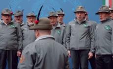 A Palazzo Chigi gli alpini cantano l'inno. E anche Meloni, nel finale, non rinuncia al "si'"