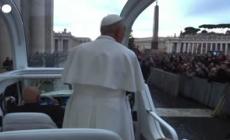 Il Papa a sorpresa in piazza San Pietro con la Papamobile