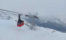 Incidente blocca la funivia di Macugnaga (Piemonte) a 2.800 metri: elicotteri per evacuare gli sciatori, due feriti e 100 persone evacuate al Passo del Moro
