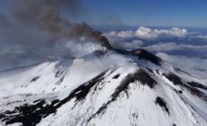 Etna, lo spettacolo dall'alto dell'attivita' vulcanica fra la neve