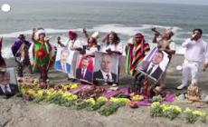 Gli sciamani peruviani oltraggiano le immagini dei leader del mondo