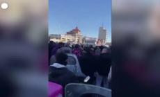 Manifestanti marciano a Teheran contro l'alto costo della vita