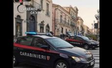 Resti di cadaveri seppelliti in una discarica abusiva di un cimitero nel Catanese: 5 indagati