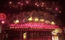L'arrivo del 2026 in Nuova Zelanda e Australia: lo spettacolo dei fuochi. Sydney ricorda le vittime di Bondi Beach