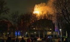 Brucia una chiesa in centro ad Amsterdam: crolla il campanile