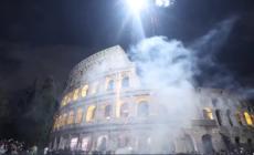 Capodanno a Roma, il Colosseo "bombardato" dai fuochi d'artificio