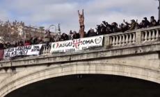 Capodanno a Roma: il video del tuffo di Mister Ok nel Tevere (fra gli applausi del pubblico sul ponte)