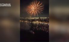 Capodanno a Venezia, la girandola dei fuochi sulla laguna