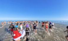 Capodanno a Riccione, in centinaia per il tradizionale bagno a mare