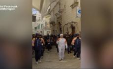 Milano Cortina, la fiamma olimpica scalda Monopoli