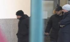 Milano, autopsia di Aurora Livoli. I genitori portano un mazzo di fiori