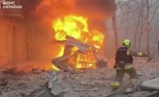 Ucraina, attacco russo su Kharkiv: i soccorsi poco dopo il raid