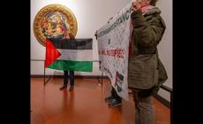 Flashmob pro Pal dentro al museo degli Uffizi: striscioni contro Israele e bandiere davanti alle opere della sala del Botticelli