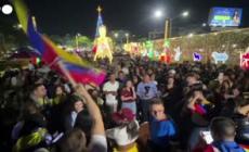 I venezuelani festeggiano la cattura di Maduro al confine con la Colombia - Video