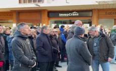 Applausi per i soccorritori dell'incendio di Crans-Montana