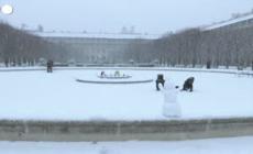Parigi, la neve imbianca i giardini del Palais-Royal