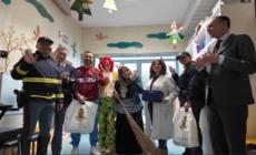 Roma, la Befana della Polizia "atterra" al Gemelli