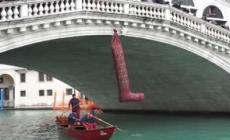 A Venezia la regata delle Befane sfida neve e vento. Una maxi calza appesa sul ponte di Rialto