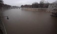 Pioggia record a Roma, il Tevere supera i 7 metri e copre le banchine