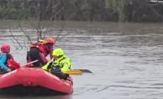 Esonda a Roma il fiume Aniene, i vigili del fuoco mettono in sicurezza gli animali