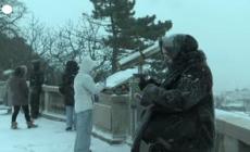 Neve e ghiaccio a Parigi: Montmartre sotto una coltre bianca