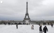 Parigi sotto la neve, si imbianca anche la Torre Eiffel